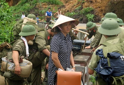 Cán bộ, chiến sĩ Bộ Chỉ huy Quân sự tỉnh Yên Bái vào vùng lũ Cát Thịnh (Văn Chấn) tham gia cứu hộ, cứu nạn trong đợt lũ quét năm 2005.